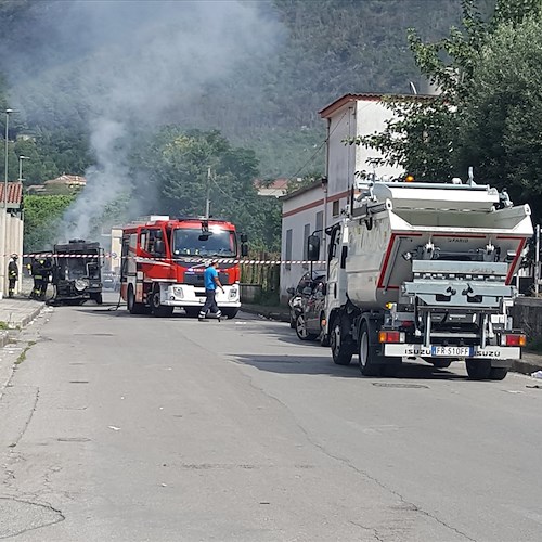 Oggi a Roccapiemonte un mezzo per i rifiuti in fiamme: nessun ferito