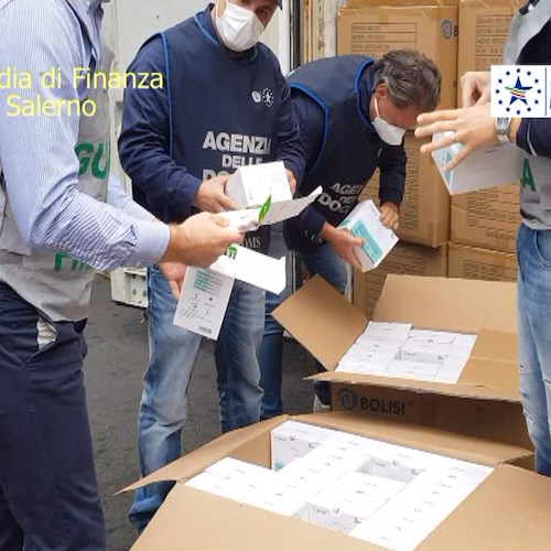 Oltre mezzo milione di mascherine non a norma: maxi sequestro al porto di Salerno