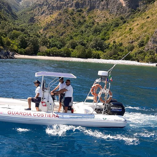 Ombrelloni e ancoraggi abusivi in Area Marina Protetta: denunce e sanzioni a Palinuro 