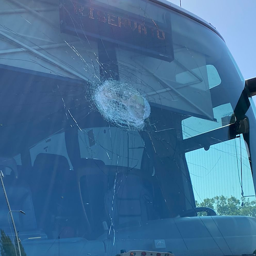 Paura a Campagna, pezzo di metallo colpisce bus di studenti in gita: ragazza ferita