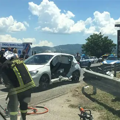 Paura a Capaccio, incidente tra auto e camion: feriti anche gravi 