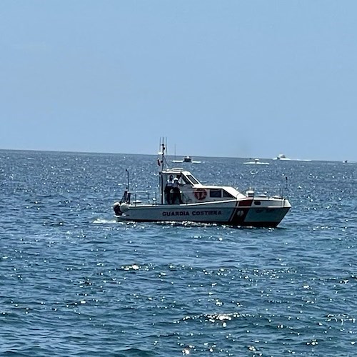 Paura a Marina di Camerota, affonda imbarcazione di 10 metri: sei persone tratte in salvo