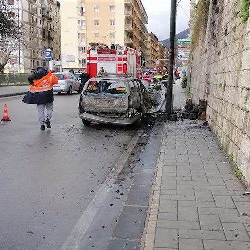 Paura questa mattina a Salerno: auto a fuoco, intervento dei Vigili del Fuoco