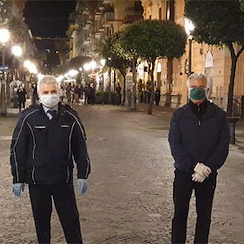 Persone in strada senza mascherine, raffica di multe a Salerno [VIDEO]
