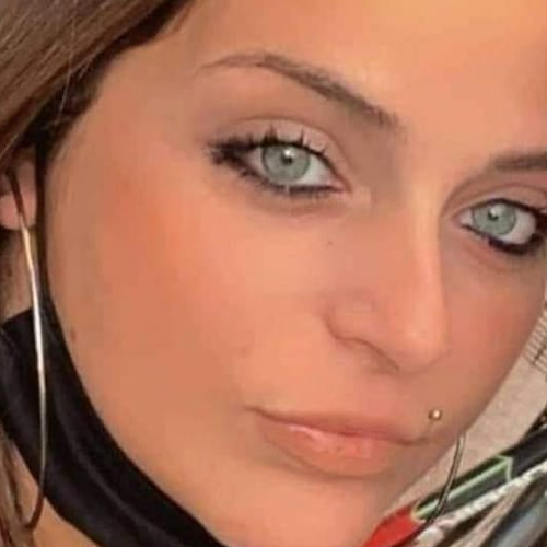 Pontecagnano, riaperto salone dove fu uccisa Anna Borsa. Il titolare: «Segnale per ricordarla»