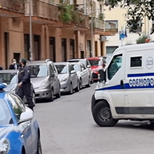 Rapinano portavalori e feriscono vigilantes, ladri in fuga a Salerno: si indaga 