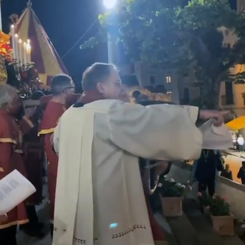 Ravello, al termine della processione di San Pantaleone il parroco inveisce contro un fedele: «Tu non sei venuto qui per pregare, tu mi odi»