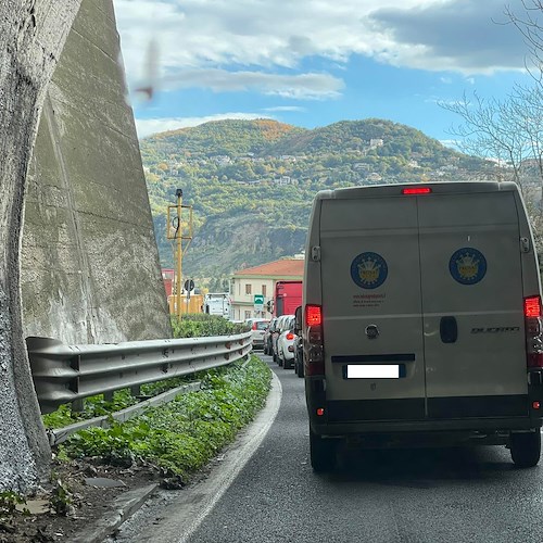 Restringimenti tra Cava de' Tirreni-Salerno, lunghe code in autostrada