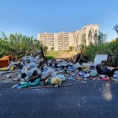Rifiuti abbandonati a Salerno: aree bonificate, responsabili individuati 