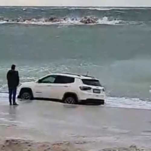 Salerno, auto "arenata" nella spiaggia di Mercatello: in corso operazioni di recupero