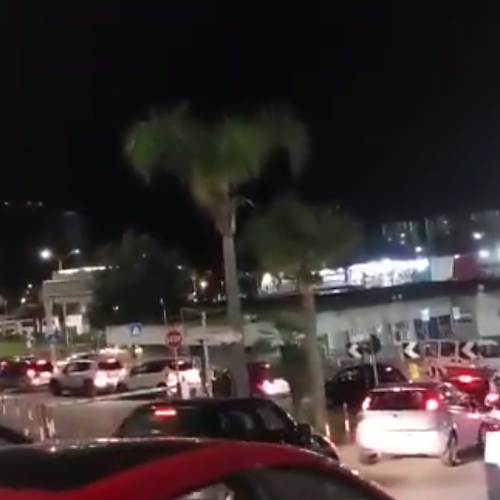 Salerno, auto dei tifosi della Salernitana invadono i parcheggi del “Ruggi”: la segnalazione di un dipendente