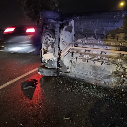 Salerno, auto si ribalta in Via Benedetto Croce /foto