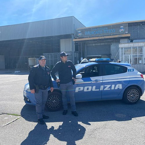 Salerno, blitz della polizia: cinque arresti per tentata estorsione al mercato ittico