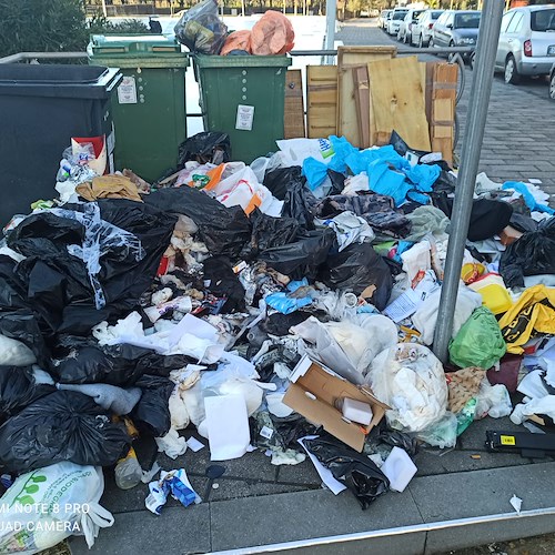 Salerno: buste aperte e saccheggiate, fermati cinque stranieri che vendevano rifiuti in mercati paralleli