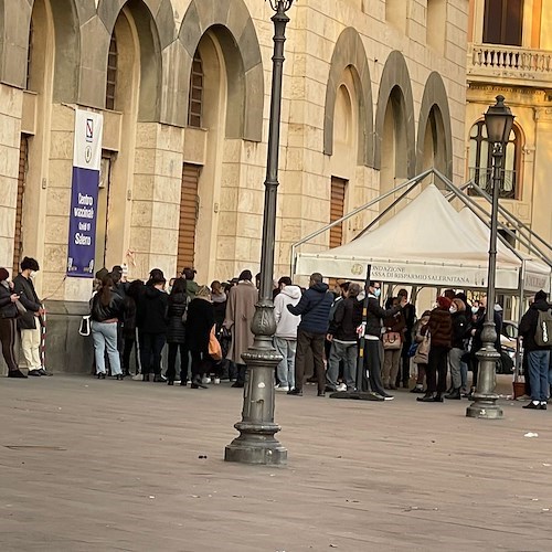 Salerno, code all'esterno dell'hub vaccinale: Asl al lavoro per ridurre disagi 
