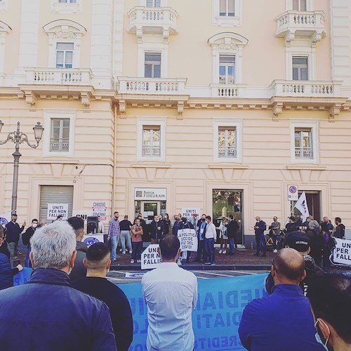 Salerno, commercianti contro De Luca e coprifuoco: protesta sotto la sede del Comune [VIDEO]
