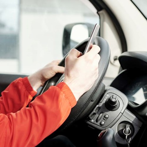 Salerno, controlli e sanzioni della Polizia per la sicurezza stradale: «Vera piaga l’uso del cellulare alla guida»