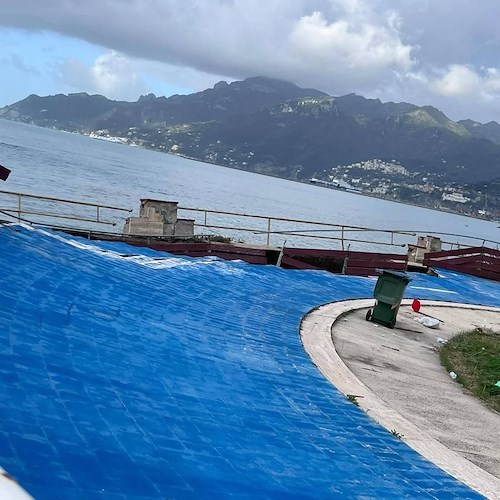 Salerno, crolla parte pattinodromo sul lungomare