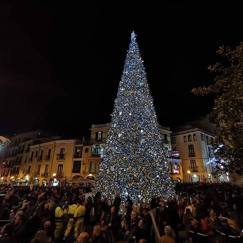 Salerno, domani l'accensione di Luci d'Artista e dell'albero di Natale. Confermato il ritorno del Capodanno in piazza 