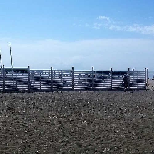Salerno: dopo segnalazione di Avella, Comune vieta staccionate o recinzioni su spiagge