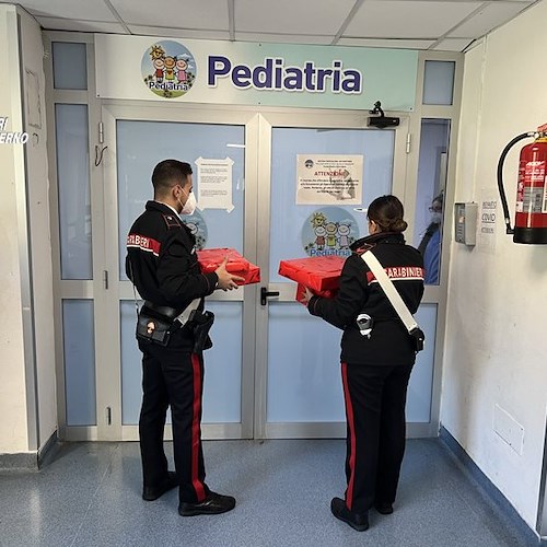 Salerno, i Carabinieri consegnano doni natalizi ai bambini del reparto pediatrico del “Ruggi d’Aragona”