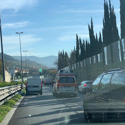 Salerno: incidente in tangenziale tra auto e autobus Sita, traffico in tilt 