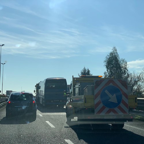 Salerno: incidente in tangenziale tra auto e autobus Sita, traffico in tilt 