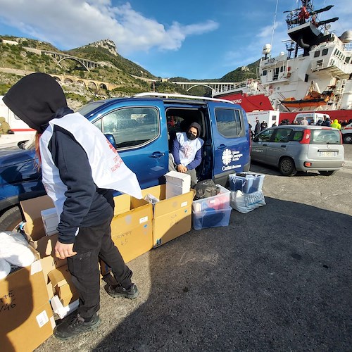 Salerno, la nave Ocean Viking sbarca al porto: Caritas in aiuto dei 90 migranti 