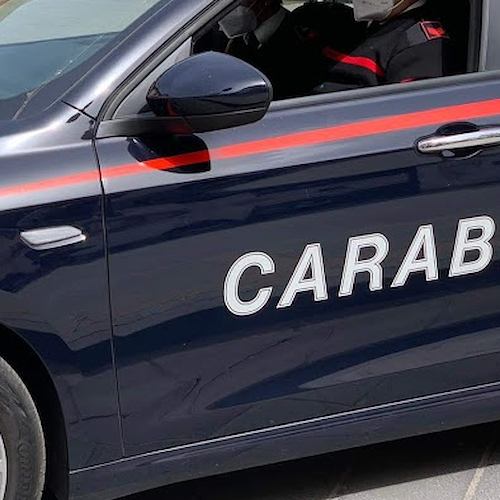Salerno, offende e colpisce autista e carabinieri: denunciata 44enne 