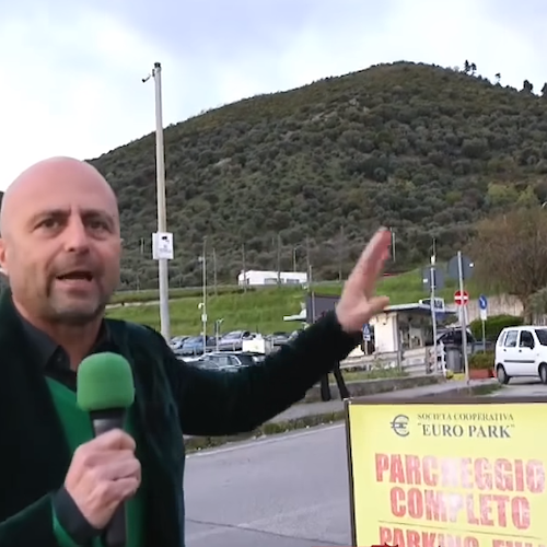 Salerno, parcheggio "Ruggi" occupato dalle auto dei tifosi della Salernitana: il servizio di Striscia la Notizia 