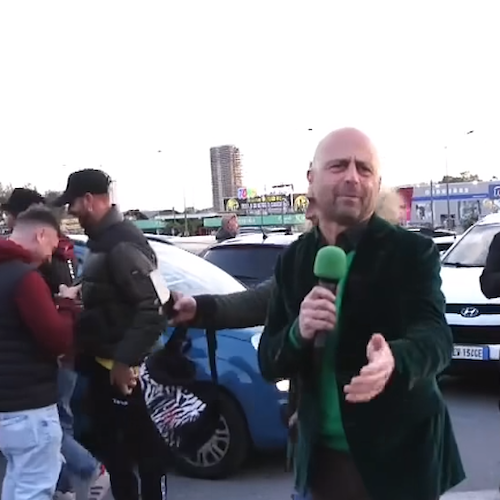 Salerno, parcheggio "Ruggi" occupato dalle auto dei tifosi della Salernitana: il servizio di Striscia la Notizia 