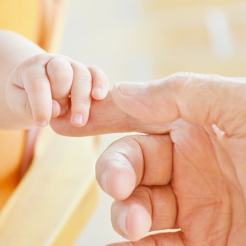 Salerno, parto lampo in casa: papà fa nascere il figlio prima dell'arrivo dell'ostetrica 