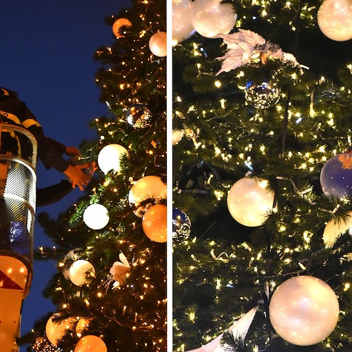 Salerno, Polizia di Stato appone palla natalizia sull'albero di Piazza Portanova: «Noi ci siamo sempre!»