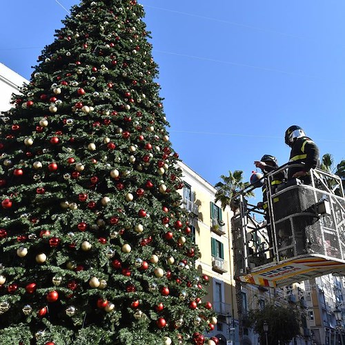 Salerno, Polizia di Stato appone una decorazione natalizia sull’albero di piazza Portanova