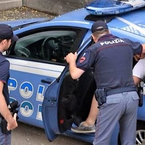 Salerno, pregiudicato tenta la fuga: bloccato dalla polizia 