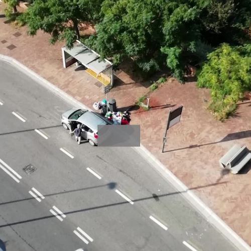 Salerno, scende dall'auto e abbandona rifiuti in strada: alcune foto lo incastrano 