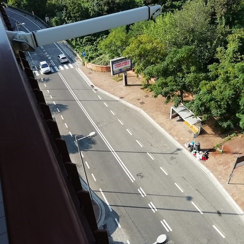 Salerno, scende dall'auto e abbandona rifiuti in strada: alcune foto lo incastrano 