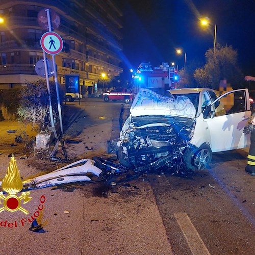 Salerno, scontro frontale tra due auto nei pressi del pattinodromo: feriti lievi /foto