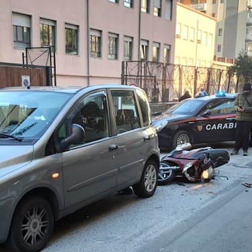 Salerno, scooter contro auto in via Carmine: giovane in ospedale 