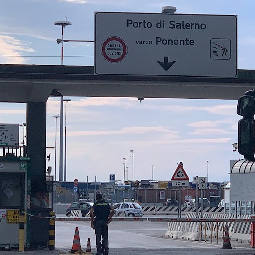Salerno, sequestrato al Porto carico di abbigliamento con falsa attestazione “Made in Italy”