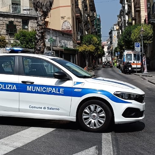 Salerno, uomo danneggia ambulanza e urina davanti a vetrina di un negozio 