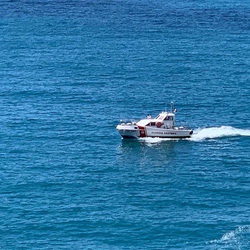 Salerno, uomo senza vita trovato in mare. Indaga la Scientifica