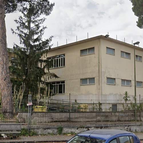 San Marzano sul Sarno, cade plafoniera a scuola: ferito collaboratore scolastico