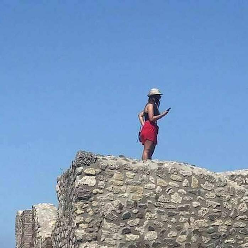 Scavi di Pompei, sale sul tetto delle terme per scattare un selfie: nei guai giovane turista 