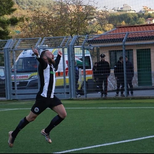 Scopre della morte della mamma durante l'intervallo, Francesco resta in campo e segna due gol 