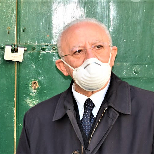 «Separare chi è vaccinato da chi non vuole farlo», De Luca annuncia controlli e multe da 1000 euro 