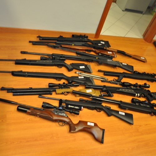 Sequestrate numerose armi e munizioni detenute illegalmente presso una carrozzeria di Cava de' Tirreni