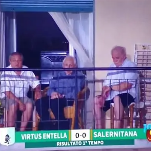 Serie B, Entella-Salernitana dal balcone: così i tifosi guardano le partite nell'era Covid