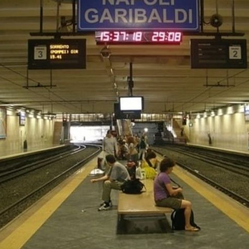 Stazione Napoli, vigilante aggredito da balordi senza biglietti e mascherine: la solidarietà di De Luca 