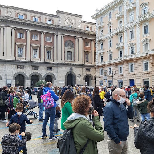 Studenti in piazza per il ritorno in classe, a Salerno un presidio sotto il Palazzo della Prefettura